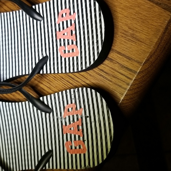 Gap flip flops - Picture 2 of 7